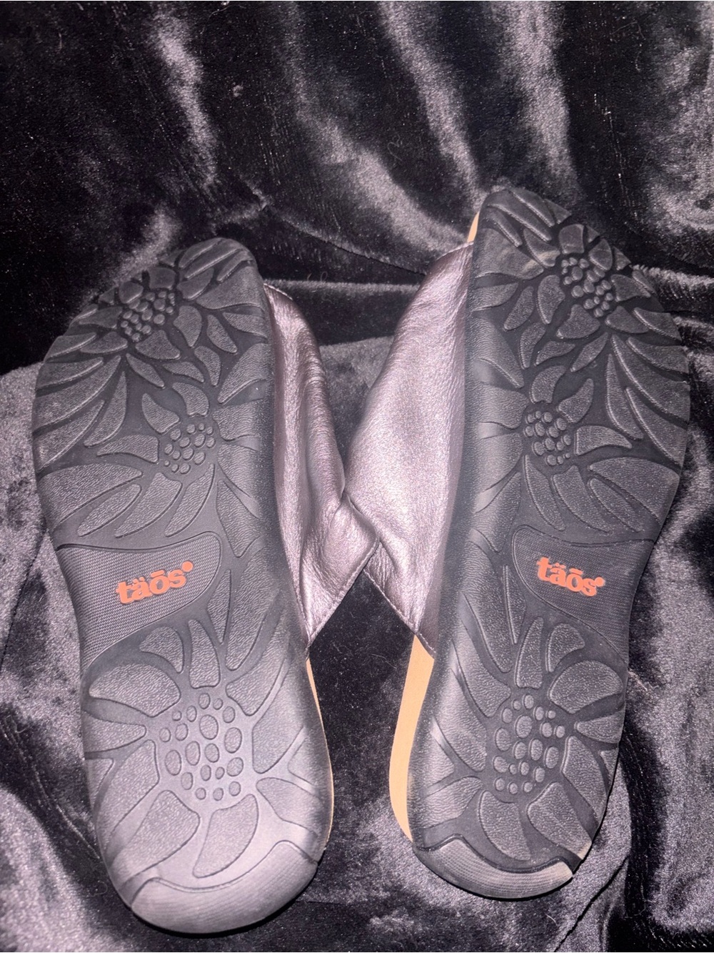 Taos Staples Metallic Leather Comfort Thong Sandals Pewter Women’s 10 US NWOT - Picture 4 of 6